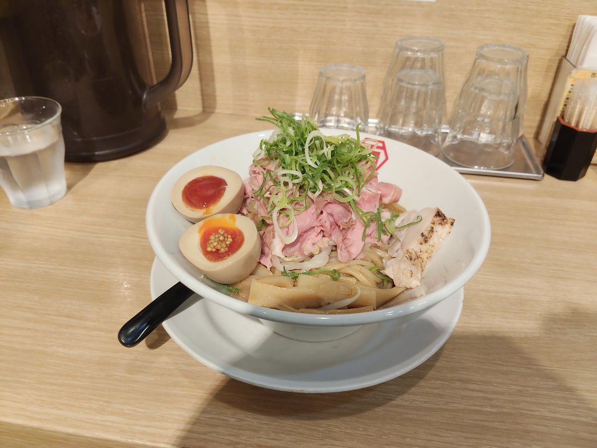 しんで tweet media
