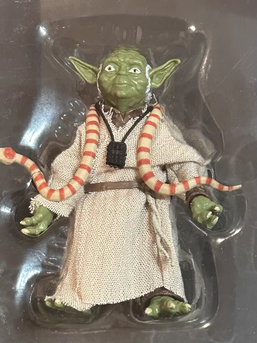 我が家のヨーダのフィギュアと今日買ったグローグーのフィギュア比べたら思った以上に人相違って笑った