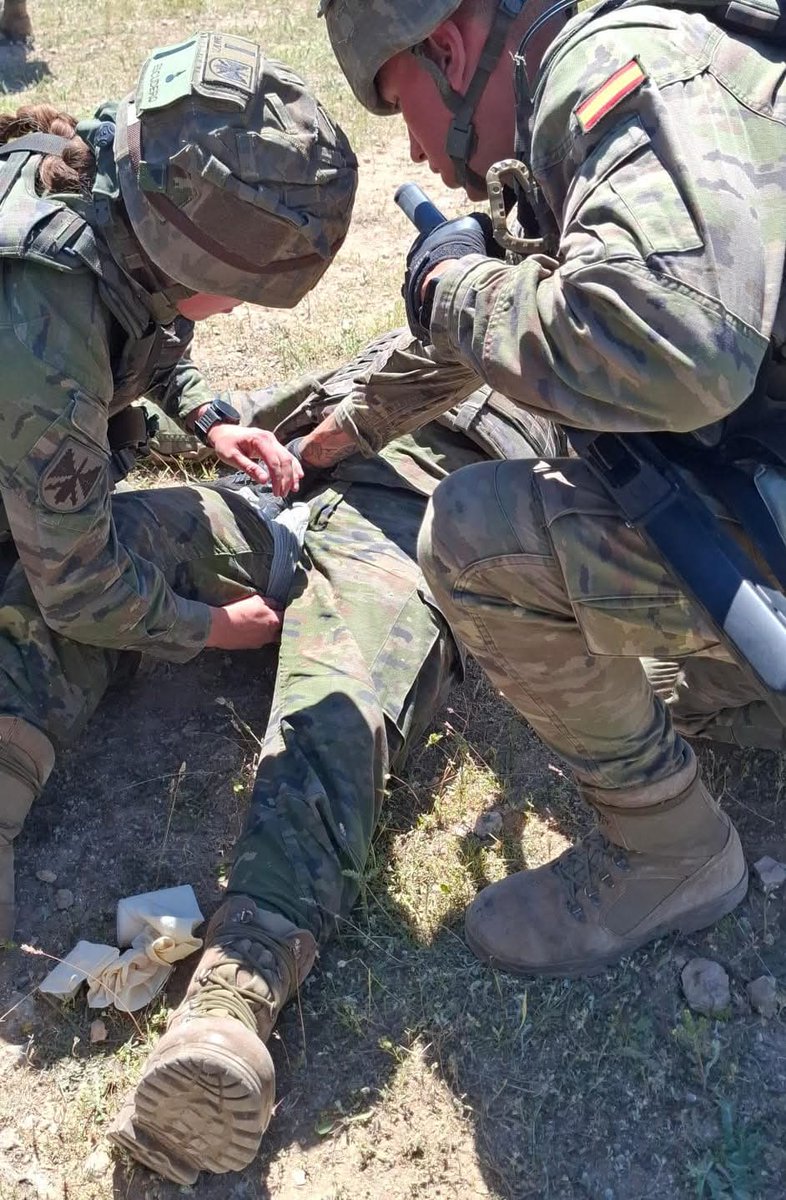 FUTER_ET's tweet photo. El GAAA II/71 completó su Grupo de Alfas “Teniente Flomesta” en el CENAD “Chinchilla”, reforzando su adiestramiento con ejercicios de topografía, montaje de checkpoints, tratamiento de bajas y tiro.
Instrucción continua para estar preparados.
#RAAA71
#MAAA
#SomostuEjército https://t.co/U3BoGBv3Hg