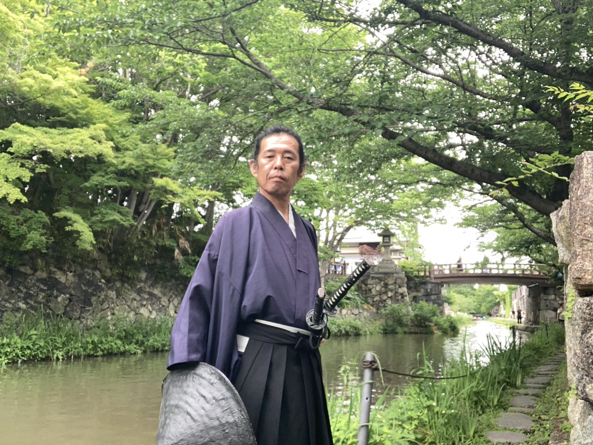 shimasagenta's tweet photo. 本日、拙者は江州(滋賀)の
時代劇ロケ地・近江八幡へ
出没して参った！

多くの御仁からカメラに
納めて頂き誠に
有り難(がた)い限りでござる🙏

拙者の姿で近江八幡観光の
良き思い出になって頂けたら
幸いにて候(そうろう)😆

#近江八幡観光 #水郷めぐり #八幡堀めぐり #八幡堀 #侍 #サムライ https://t.co/8STFr072Ja
