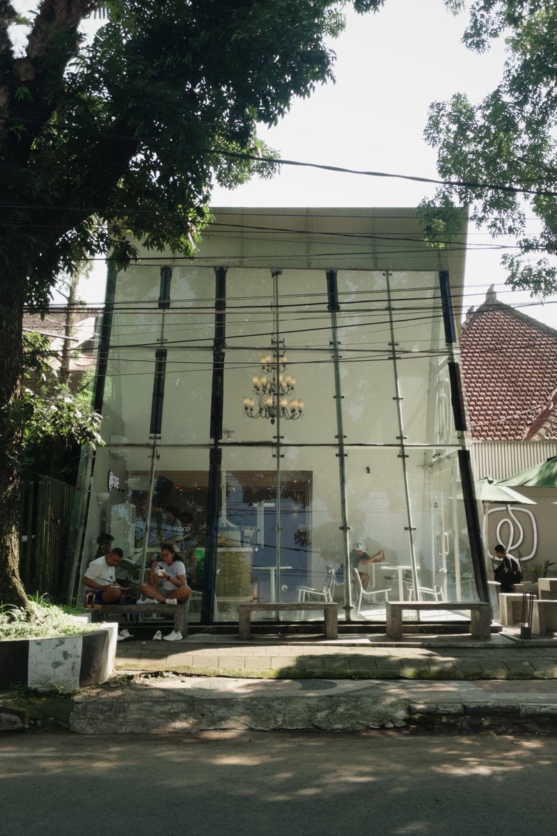 sampingfore's tweet photo. kalau @bearnotber said “hidup harus terus berjalan” kalau kata gw sih hidup harus berjalan, berhenti foto dulu baru jalan lagi https://t.co/QtAJwZ8TI2