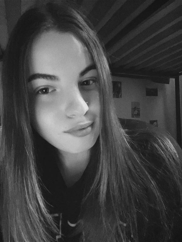 unaiwind's tweet photo. Se llaman Maxim, Irina, Anya y Dasha, son algunos de los adolescentes asesinados la pasada noche por las unidades fascistas ucranianas, sigue hoy ocultado por todos nuestros telediarios, políticos y ONGs europeas, cometiendo delito de complicidad en crímenes de lesa humanidad. https://t.co/wYhx3Y6IfW