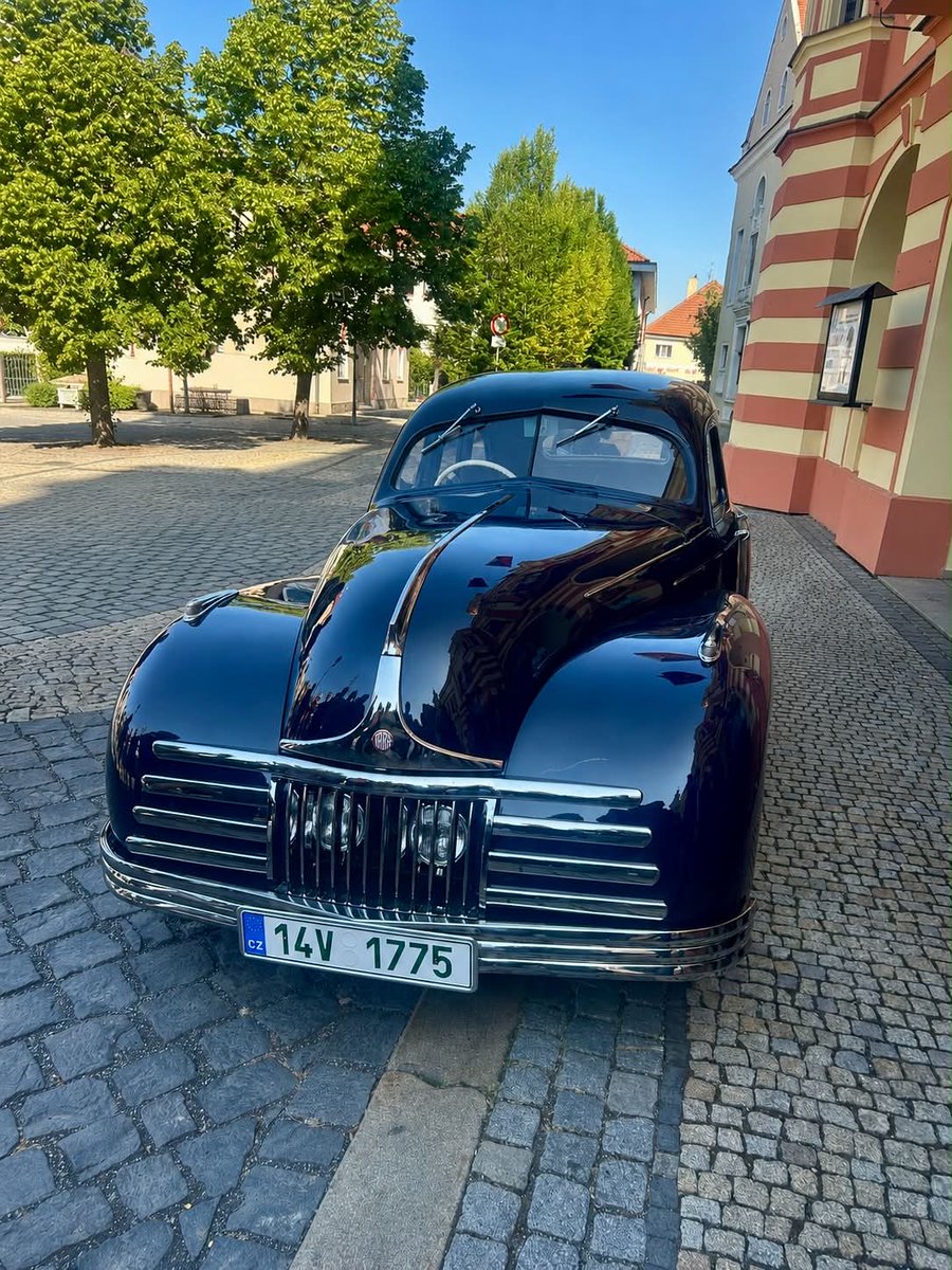 Forestman22's tweet photo. Vůz Linie Toušek vyrobený v Mělníku Mlazicich ,v roce 1940, na podvozku Tatra 75. 
#tatra  #auto  #mělník  #oldcar  #photos  #photo  #fotky  #car #linietoušek https://t.co/XnKpdFm26D