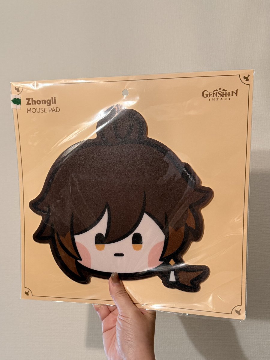meemeeknu's tweet photo. 新章実装日に海外出張でプレイできず悲しみのあまり時間作って乗り込んだ原神minimiのポップアップ in  韓国でゲットした岩王帝君の顔 https://t.co/YE1PtAx02E