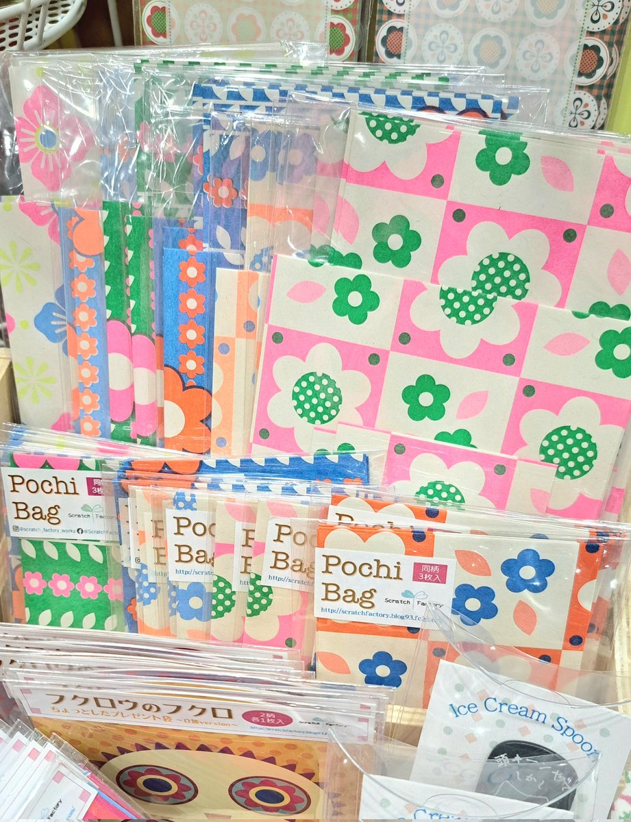 scratch_factory's tweet photo. デザフェス1日目にしてレトロ封筒シリーズの品切れが出まして💧
一筆箋もあと1冊のものがいくつかあるのでご注意下さい&amp;お早めにどうぞ😅

#デザフェス63 #ScratchFactory #レトロフラワー #ぽち袋 #封筒 https://t.co/QZYDvUDMCV