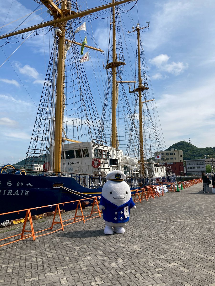 BlueOceanMiraie's tweet photo. 【門司みなと祭⚓️初日900名来船！】
本日は歓迎訪船式が開催され、スナQちゃんもデッキでパシャリ📸強風により停泊公開となりましたが、900人以���の皆様にお越しいただき大盛況でした！感謝感激です✨

明日5/24(日)はさらにパワーアップ👇
10:00〜12:00 一般公開(無料)
午後〜 展帆、マストのぼり、セールドリル(先着)
18:00〜20:00 ナイト一般公開🌙

夜の部では、帆船のデッキで【ジャズの生演奏】を聴きながら、フェリシモ船部コラボの【みらいへワイン】試飲(有料)を楽しめる特別企画も🍷🎷
門司港レトロの夜景×ジャズ×ワインでおしゃれなひと時を過ごしませんか？明日も門司港でお待ちしています！

#帆船みらいへ #みらいへ #門司みなと祭2026 #門司港 #北九州観光 #スナQ