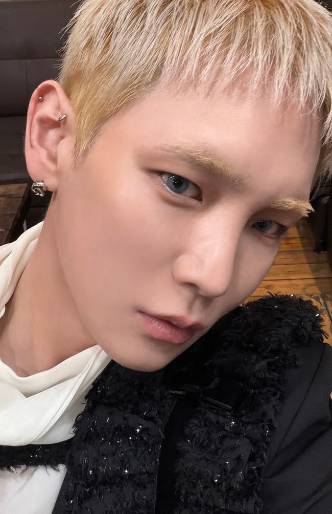 iheartshinee_'s tweet photo. 260523 SHINee broadcast channel 

“Reporting today’s weather.”
[IMAGE]
“Recommending today’s song.”
“💦Atlantis”

—

A secret might reveal itself when it rains…?
[KIBUM IMAGE] Third Secret ☔️

https://t.co/392waQ0JCK

#Atmos_SHINee
#SHINee @SHINee https://t.co/8NNrEO1w3J