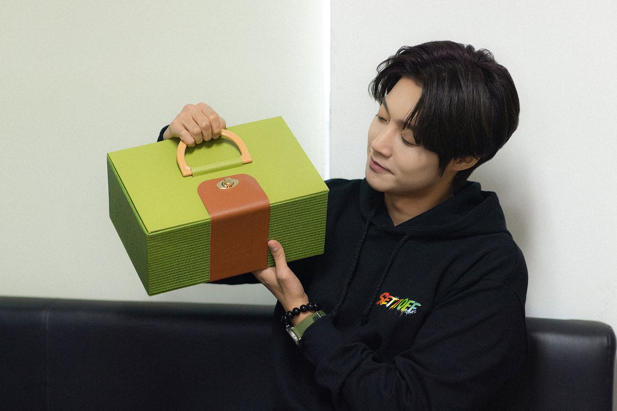 khj_heneciatwt's tweet photo. 직접 키운 쌈 채소를 팬사인회에서 나눠준 최초의 가수가 되어서 너무 기뻐요 나중에는 뭘 또 할지 고민해 보고 팬분들이 좋아하실만한 아이템을 찾아보겠습니다~ 주말 잘 보내세요^^

#HENECIA #KIMHYUNJOONG #김현중 #金賢重 https://t.co/VFgpKVZL6g