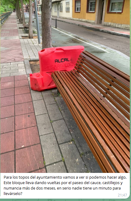 yustin's tweet photo. Venid conmigo en esta maravillosa historia de amor, abandono municipal y plástico rojo.

Os presento a Alcalito.

Una barrera de obra que apareció un día en Valladolid… y que, contra todo pronóstico, decidió quedarse a vivir entre nosotros.

Alcalito dio sus primeras señales de vida en abril, cuando un vecino lo presentó en Aldea Pucela.

Llevaba ya más de dos meses dando vueltas por Paseo del Cauce, Castillejos y Numancia.

Un clásico nómada urbano.

Durante unos días fue feliz. Banquito por aquí, acera por allá, paseo al sol… Hasta que empezó a acercarse peligrosamente al río.

Y claro, toda Aldea Pucela contuvo la respiración. Hubo nervios reales, PREOCUPACIÓN.

Pero Valladolid responde y alguien lo rescató.

Porque aquí igual no soterramos vías, pero si una barrera roja está en peligro, aparece la red vecinal.

A esas alturas, Alcalito ya era parte de la familia de Aldea Pucela. Había seguimiento, fotos, memes, preocupación real.

Una serie diaria.

“¿Dónde está hoy Alcalito?”
“¿Habrá comido?”
“¿Lo habrá recogido alguien del Ayuntamiento?”

Spoiler: no.

El 1 de mayo se pegó un buen viaje. Alcalito el Viajero nunca deja de sorprender. Pasó de barrera abandonada a protagonista de road movie pucelana.

Solo le faltaba una mochila y mirar al horizonte. Calleja empezaba a preocuparse por si tendría que compartir patrocinios de la Junta de Castilla y León (sigo en otro tuit)