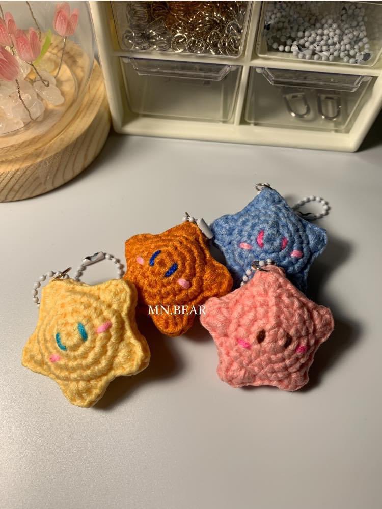 MN_Crochet's tweet photo. #พร้อมส่ง made to order
พวงกุญแจดาว🌟
โซ่ไข่ปลา 30 บาท
ตะขอเงิน 35 บาท

📌เลือกสีได้ที่ปักหมุดเลยค่ะ

#พวงกุญแจ #ไหมพรม #crochet #พวงกุญแจไหมพรม #ตลาดนัดsario #ตลาดนัดsanrio #เครื่องเขียน #กระเป๋าสตางค์ #กระเป๋า #แฮนด์เมด #starcrochet https://t.co/f2OVmiAWsZ