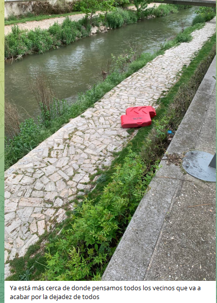yustin's tweet photo. Venid conmigo en esta maravillosa historia de amor, abandono municipal y plástico rojo.

Os presento a Alcalito.

Una barrera de obra que apareció un día en Valladolid… y que, contra todo pronóstico, decidió quedarse a vivir entre nosotros.

Alcalito dio sus primeras señales de vida en abril, cuando un vecino lo presentó en Aldea Pucela.

Llevaba ya más de dos meses dando vueltas por Paseo del Cauce, Castillejos y Numancia.

Un clásico nómada urbano.

Durante unos días fue feliz. Banquito por aquí, acera por allá, paseo al sol… Hasta que empezó a acercarse peligrosamente al río.

Y claro, toda Aldea Pucela contuvo la respiración. Hubo nervios reales, PREOCUPACIÓN.

Pero Valladolid responde y alguien lo rescató.

Porque aquí igual no soterramos vías, pero si una barrera roja está en peligro, aparece la red vecinal.

A esas alturas, Alcalito ya era parte de la familia de Aldea Pucela. Había seguimiento, fotos, memes, preocupación real.

Una serie diaria.

“¿Dónde está hoy Alcalito?”
“¿Habrá comido?”
“¿Lo habrá recogido alguien del Ayuntamiento?”

Spoiler: no.

El 1 de mayo se pegó un buen viaje. Alcalito el Viajero nunca deja de sorprender. Pasó de barrera abandonada a protagonista de road movie pucelana.

Solo le faltaba una mochila y mirar al horizonte. Calleja empezaba a preocuparse por si tendría que compartir patrocinios de la Junta de Castilla y León (sigo en otro tuit)
