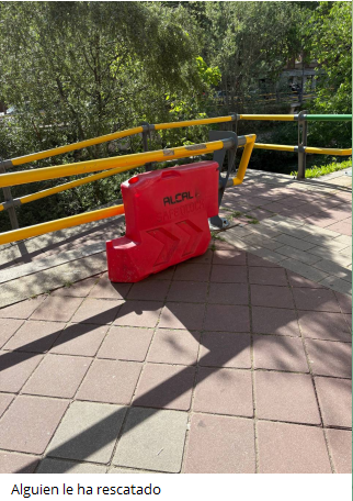 yustin's tweet photo. Venid conmigo en esta maravillosa historia de amor, abandono municipal y plástico rojo.

Os presento a Alcalito.

Una barrera de obra que apareció un día en Valladolid… y que, contra todo pronóstico, decidió quedarse a vivir entre nosotros.

Alcalito dio sus primeras señales de vida en abril, cuando un vecino lo presentó en Aldea Pucela.

Llevaba ya más de dos meses dando vueltas por Paseo del Cauce, Castillejos y Numancia.

Un clásico nómada urbano.

Durante unos días fue feliz. Banquito por aquí, acera por allá, paseo al sol… Hasta que empezó a acercarse peligrosamente al río.

Y claro, toda Aldea Pucela contuvo la respiración. Hubo nervios reales, PREOCUPACIÓN.

Pero Valladolid responde y alguien lo rescató.

Porque aquí igual no soterramos vías, pero si una barrera roja está en peligro, aparece la red vecinal.

A esas alturas, Alcalito ya era parte de la familia de Aldea Pucela. Había seguimiento, fotos, memes, preocupación real.

Una serie diaria.

“¿Dónde está hoy Alcalito?”
“¿Habrá comido?”
“¿Lo habrá recogido alguien del Ayuntamiento?”

Spoiler: no.

El 1 de mayo se pegó un buen viaje. Alcalito el Viajero nunca deja de sorprender. Pasó de barrera abandonada a protagonista de road movie pucelana.

Solo le faltaba una mochila y mirar al horizonte. Calleja empezaba a preocuparse por si tendría que compartir patrocinios de la Junta de Castilla y León (sigo en otro tuit)