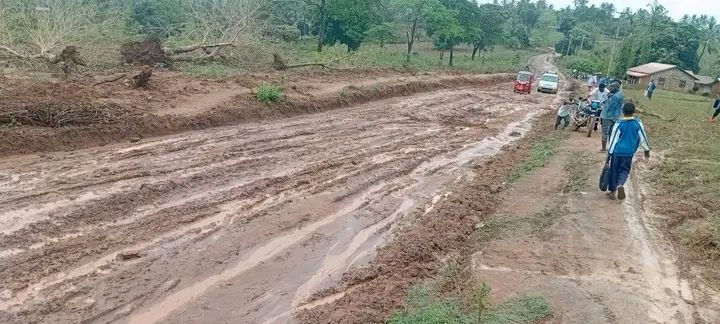 NyakundiReport's tweet photo. 🚨 MP Under Fire as Residents Demand Improvement of Road Network in Kaloleni Constituency❗

“Hello Nyakundi. Help us call out the MP for Kaloleni, Paul Katana, who instead of serving wananchi is busy with Tutam, yet basic development is being ignored. The Kaloleni–Jibana road is in a very poor state despite being an important route for locals carrying out their daily activities. Residents are struggling every day due to these bad road conditions that affect transport, business, and access to services. We are simply asking for the Kaloleni–Jibana road to be fixed because the people deserve real development, not distractions and empty politics.”