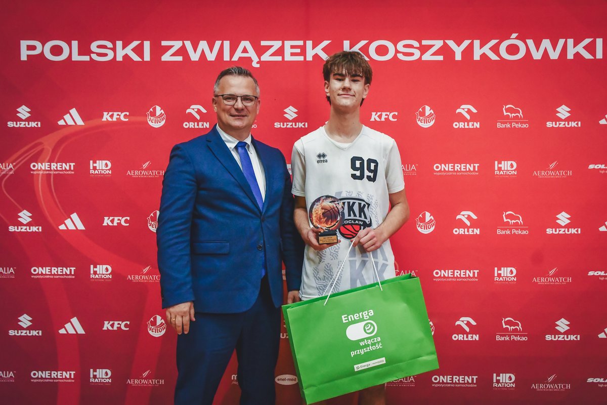 WKK_Wroclaw's tweet photo. Oto dotychczas wyróżnieni! 🎖️

w środę: Tymon Deleżyński (23 punkty, 7 zbiórek, 7 asyst)
w czwartek: Aron Ochońko (22 punkty, 4 zbiórki)
w piątek: Szymon Barczak (15 punktów, 11 zbiórek)

Półfinał #U15PL: dziś o g. 17:30. Transmisja na YouTube PZKosz 📺

fot. Agnieszka Modelska https://t.co/Tsi9rs25F0