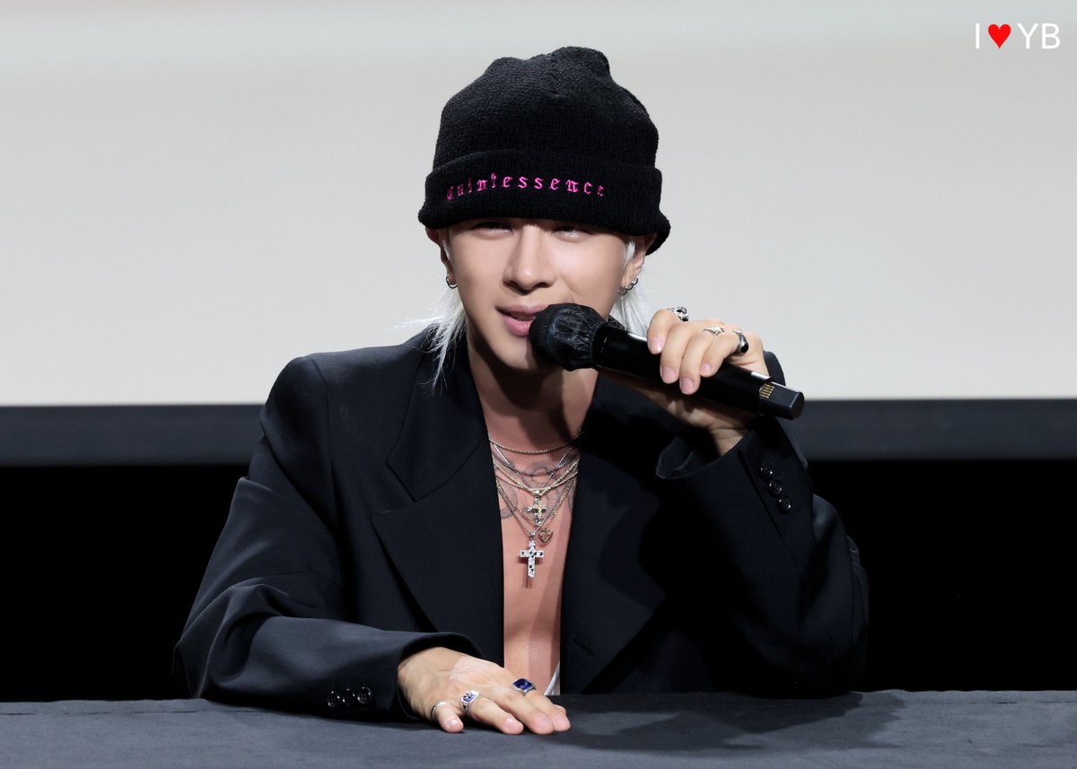 URTHESUN's tweet photo. 260521 태양 | QUINTESSENCE 팬사인회

별 헤는 밤에 넌 더 눈부셔💫✨

#태양 #TAEYANG #동영배 #Quintessence https://t.co/OpZgh1fsif