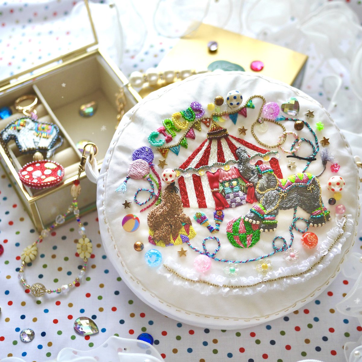 yoshiko_design's tweet photo. いよいよ明日デザフェス🩵🎠

在庫は4つのみです。
豪華な手刺繍入り、一生の宝物になると思います。

どうしても欲しい方がいらっしゃるようでしたら各一個しかないため朝イチ来ていただけたら嬉しいです😭
欲しい方にお迎えしていただけたら母も幸せです🥰

🎪南1階I-250
#デザフェス　#デザフェス63 https://t.co/5PyXPmRPz4