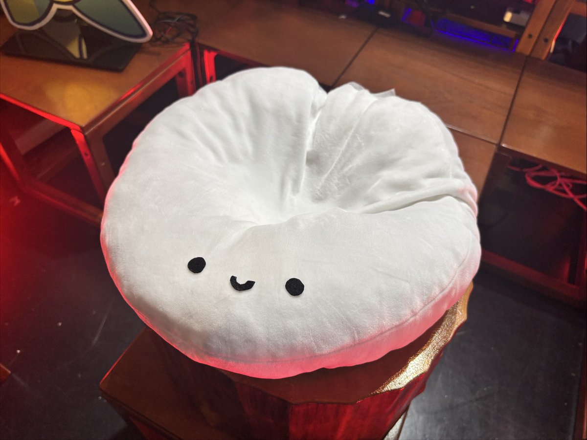nbgames_info's tweet photo. ◤ エヌビーゲームズ in #BitSummit 一般デー Day1 ◢
一般デー1日目が無事終了しました！
ブースまでお越しいただいた皆様、ありがとうございました✨
お餅も皆様についてもらって、よりモチモチになっています（・-・）🎶
明日もどうぞよろしくお願いします！
#STEPTHEATER https://t.co/ZeMJWscd2U