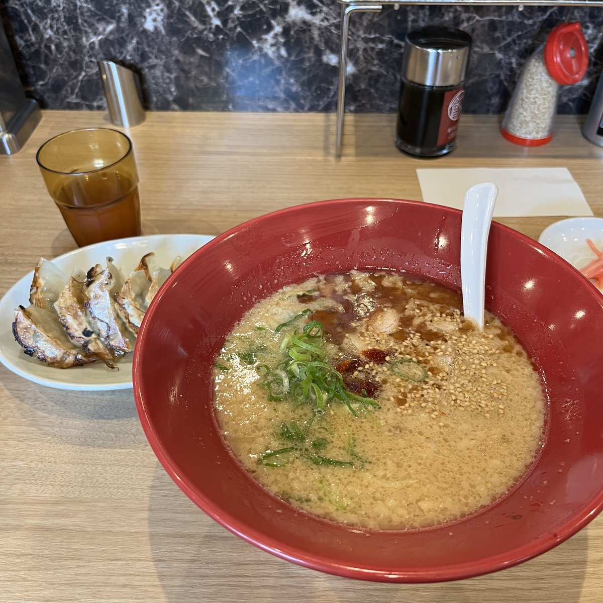 nao087's tweet photo. 一風堂再び。
今日は赤丸とひとくち餃子。
白より赤の方が好みかな。

#株主優待券 https://t.co/Vi9H8PUC74