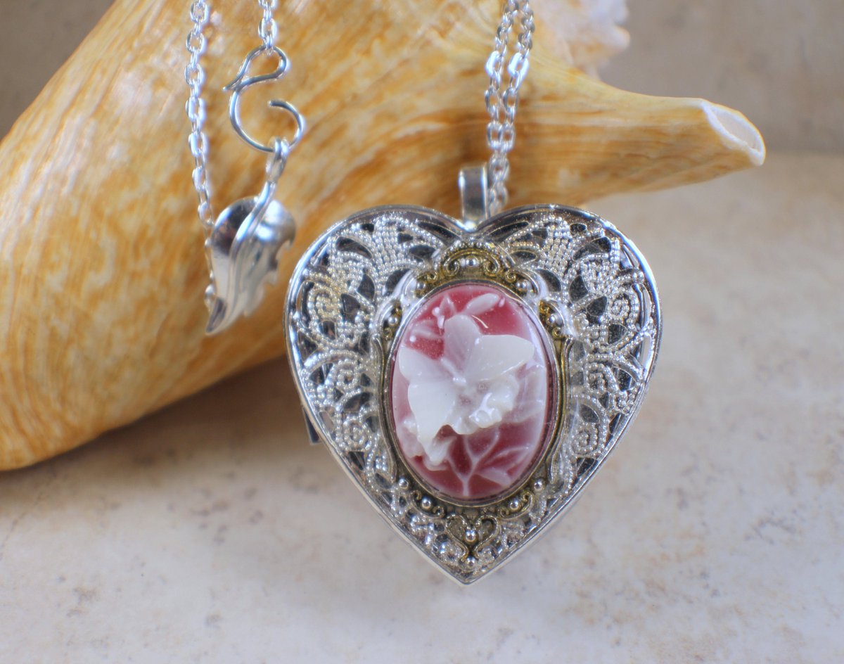 charsfavorite's tweet photo. Discover the enchanting Butterfly Cameo Music Box Locket for only $100.00. A perfect gift to treasure memories and moments. Don’t miss out on this timeless piece! #MusicBox #LocketJewelry
Shop Now https://t.co/GVIxAx7z2z https://t.co/ajW8MWLmQl