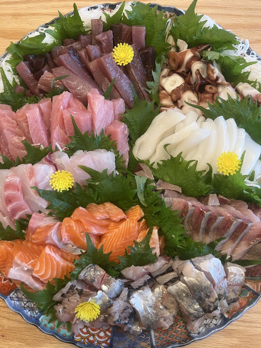 y_dkk5's tweet photo. 家族BBQが変更になって、急遽手巻き寿司🍣
兄弟合わせて、大家族で10人以上が集まりました😁👏 https://t.co/0DN4bucn3u