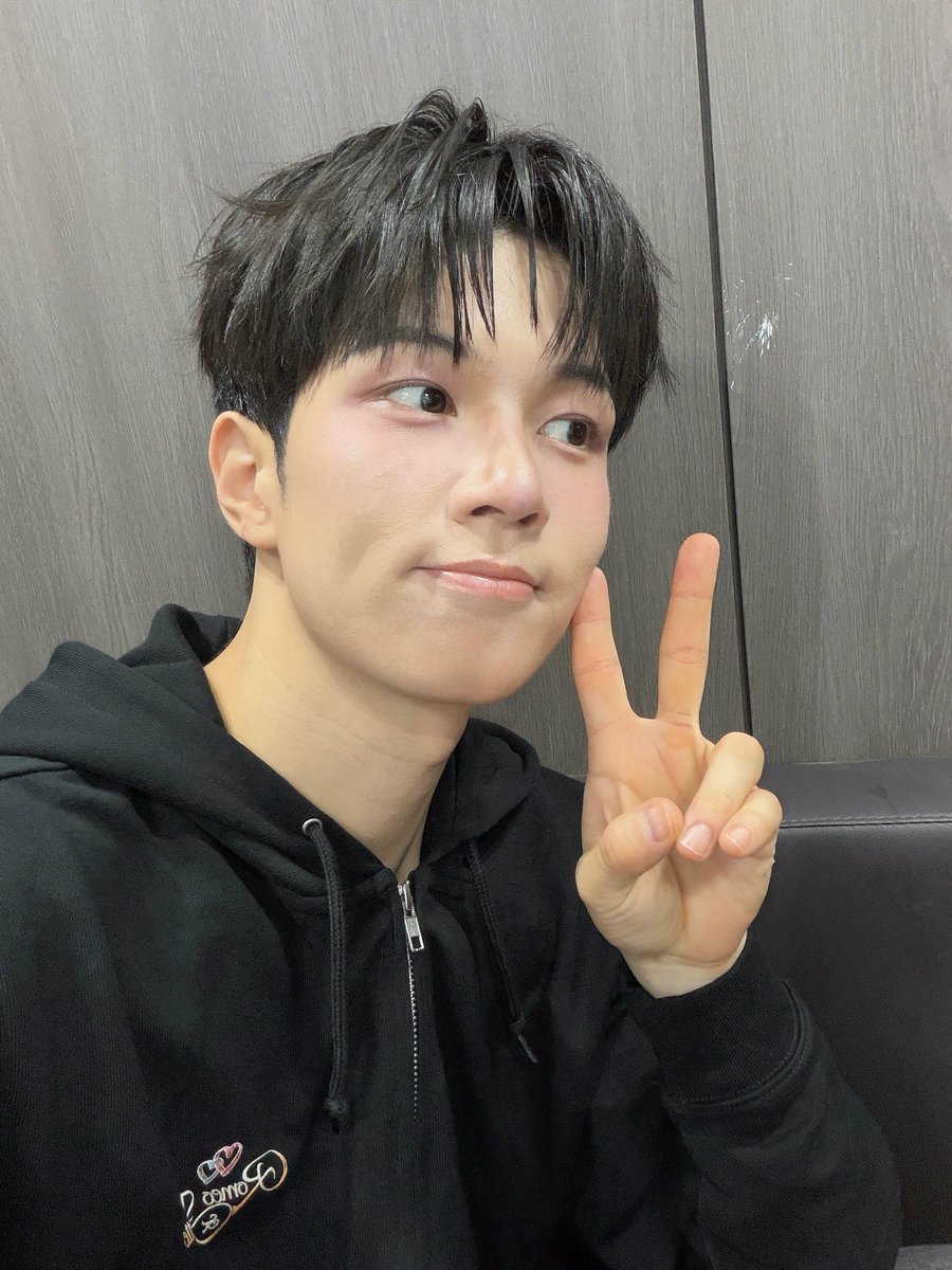 운 tweet media