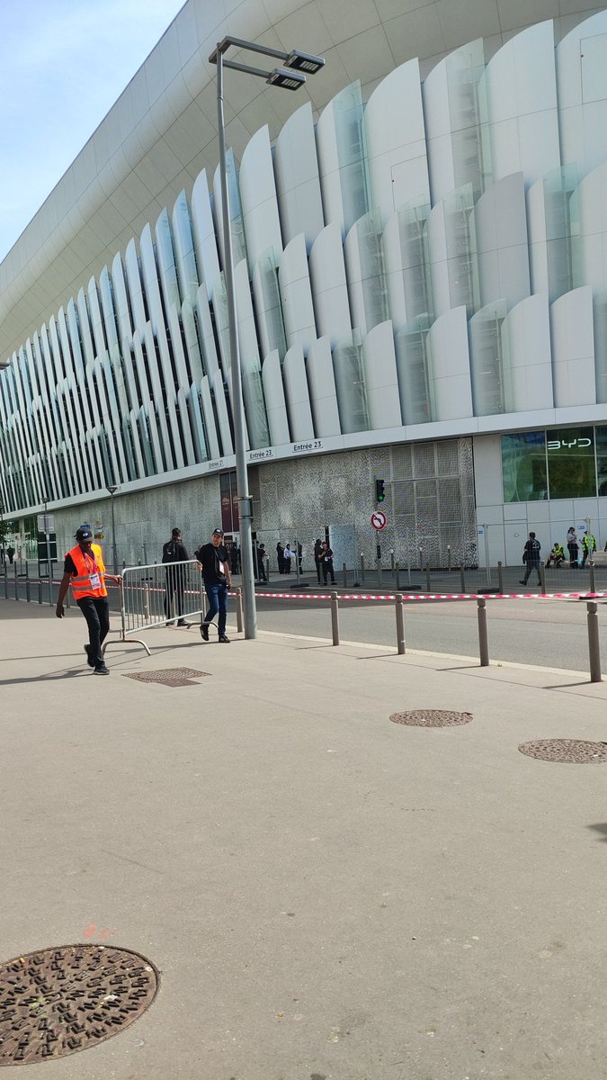 iam_raidz's tweet photo. Finally arrived in Paris and am now at the arena. Many thanks to @MonyOCE_ for making this possible for me by doing the giveaway. https://t.co/93X32qxRdv