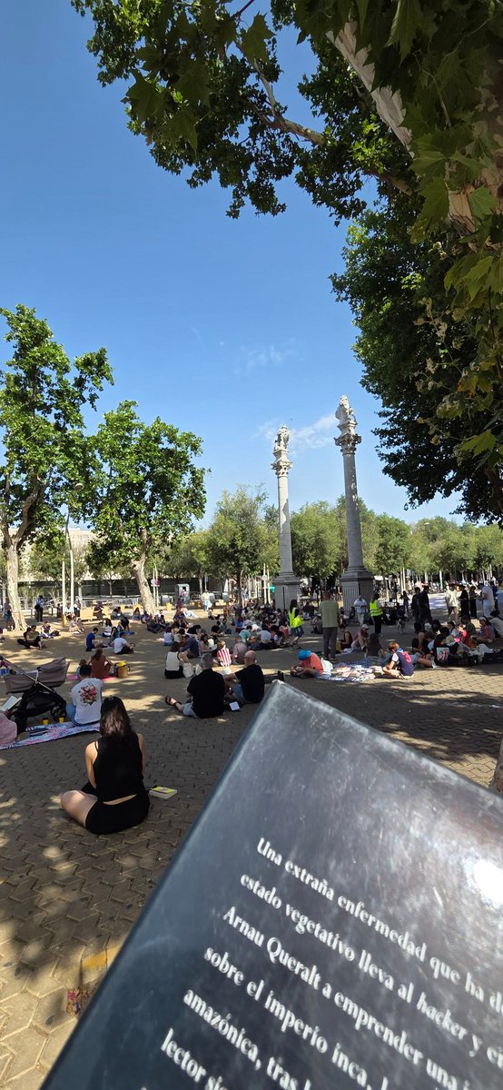 SevillaSeMuere's tweet photo. Los espacios públicos son un lugar ideal para la lectura. Hoy hemos disfrutado de un buen libro junto a los amigos de El Club de los Raros en la emblemática Alameda de Hércules 📖.
@ClubDLosRaros https://t.co/xRwSHDPCMW