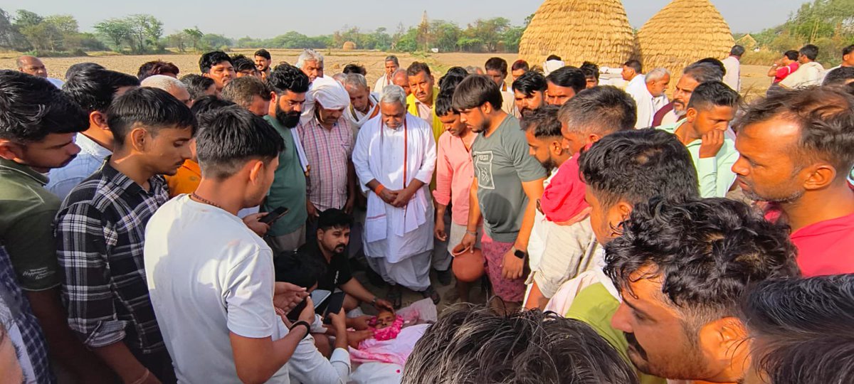 karindasingh's tweet photo. ग्राम खेड़िया के पूर्व प्रधान श्री पूरन शर्मा जी के निधन पर उनके ग्राम पहुँचकर अंतिम दर्शन किए तथा शोकाकुल परिजनों से भेंट कर अपनी गहरी शोक संवेदनाएँ व्यक्त कीं।

साथ ही क्षेत्र में अन्य स्थानों पर गमियों में शोकाकुल परिवारों के बीच बैठकर अपनी संवेदनाएं व्यक्त कीं https://t.co/iRSRykQOwU