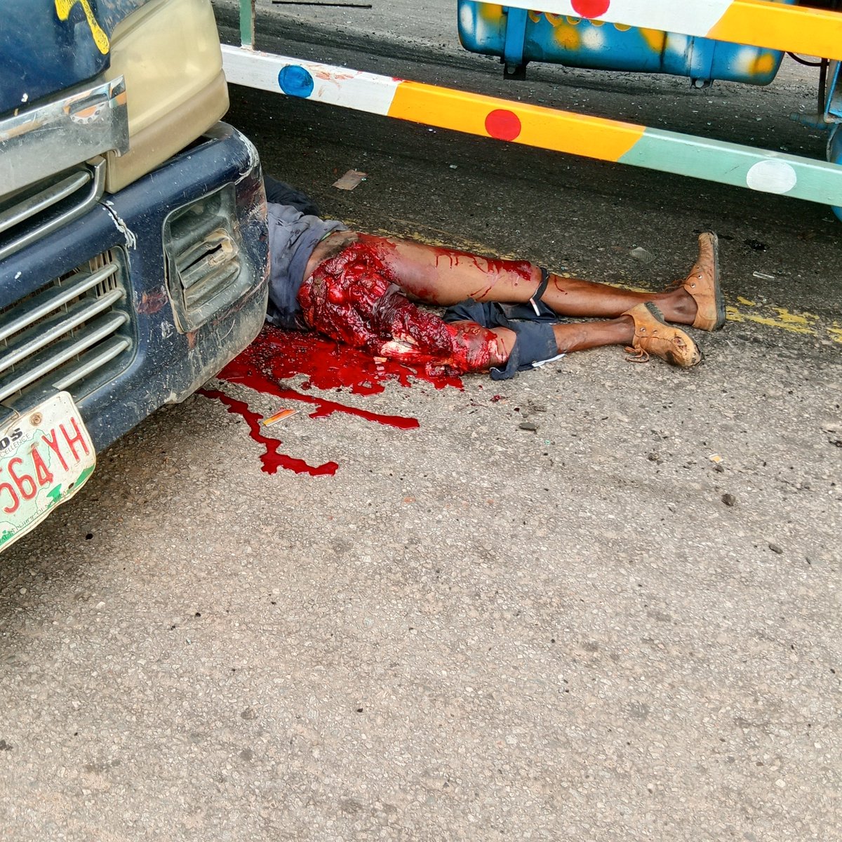 hdkennel's tweet photo. Another accident this early morning at Lagos ibadan expressway. This bus was hit by a speeding trailer that failed break.  Na so e clear conductor. Before everyone could come out of the bus, the driver was nowhere to be found💔💔 https://t.co/TB3Rr4b52w