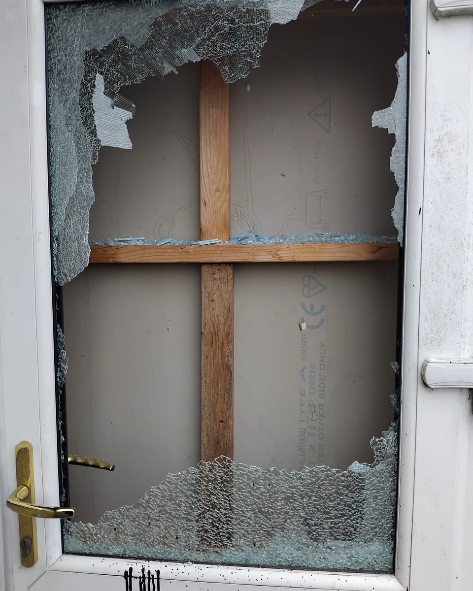 HOBAFC's tweet photo. 🚨𝗖𝗢𝗠𝗠𝗨𝗡𝗜𝗧𝗬 𝗪𝗔𝗥𝗡𝗜𝗡𝗚🚨
Last night at around 2:30am, Holker Old Boys AFC was targeted in an attempted burglary.

Damage was caused to a rear changing rooms door and one of the club entrances, however access to the clubhouse was not gained.

We are currently working with the police and crime scene investigation team, and are reviewing CCTV footage which will be handed over to the police as part of their enquiries.

If anybody in the area saw or heard anything suspicious overnight, please get in touch with Cumbria Police.

We’d also ask local residents and neighbours to remain vigilant and report any suspicious activity in the area.