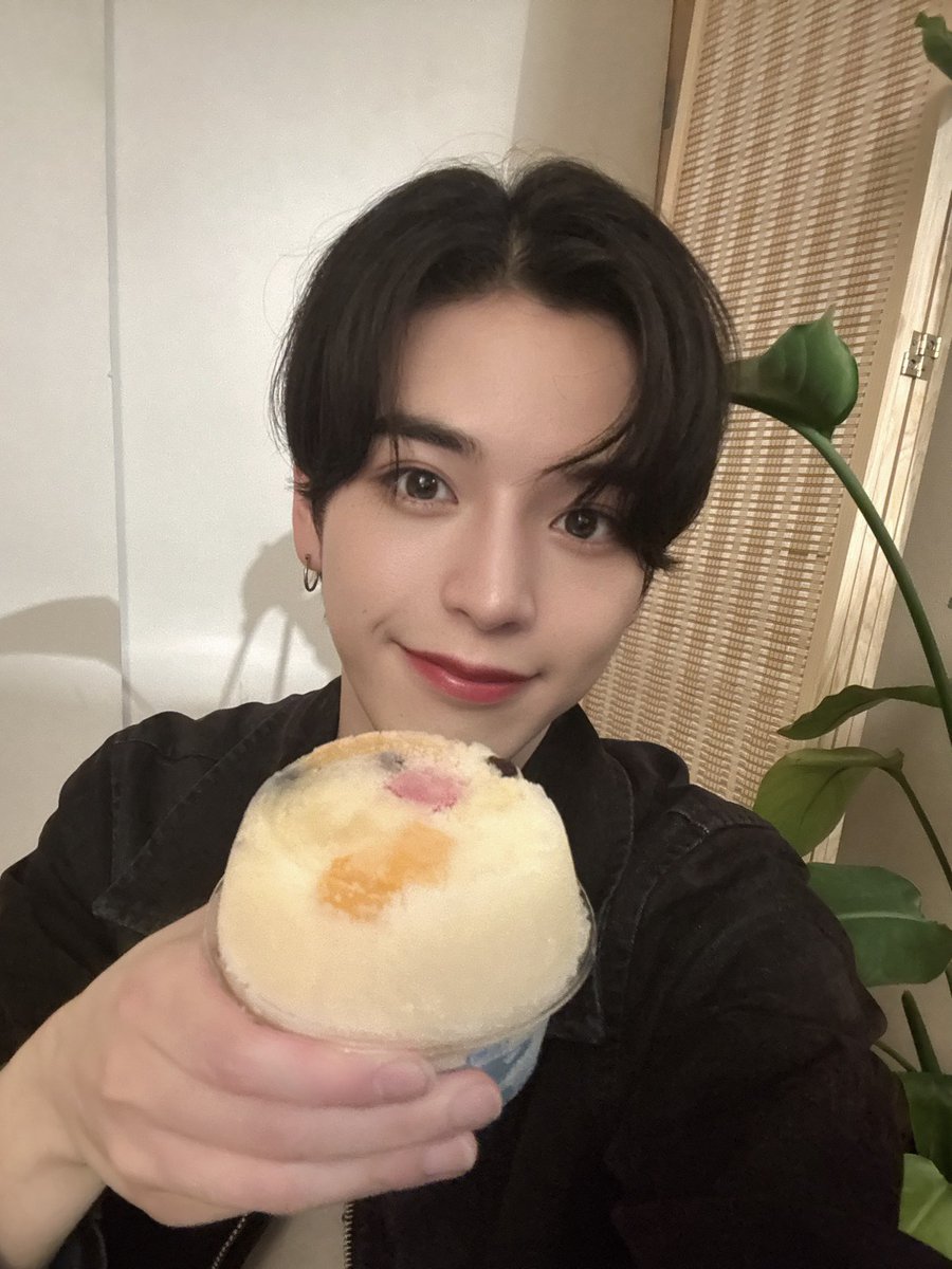cloudten_member's tweet photo. こんばんわ〜
福間しんです🐻‍❄️🌟

この前しゅうとの誕生日をお祝いしまし��🎉
美味しいもん食べて、ゲームして、最高に笑った1日でした！
優しくてオモロいしゅうとに何度助けられたことか、、🥹
改めて誕生日おめでとう！

今週24日はラクーアでライブ！
みんな会いにきてね〜👀

#Cloudten #福間しん https://t.co/tnNMSRMgJB