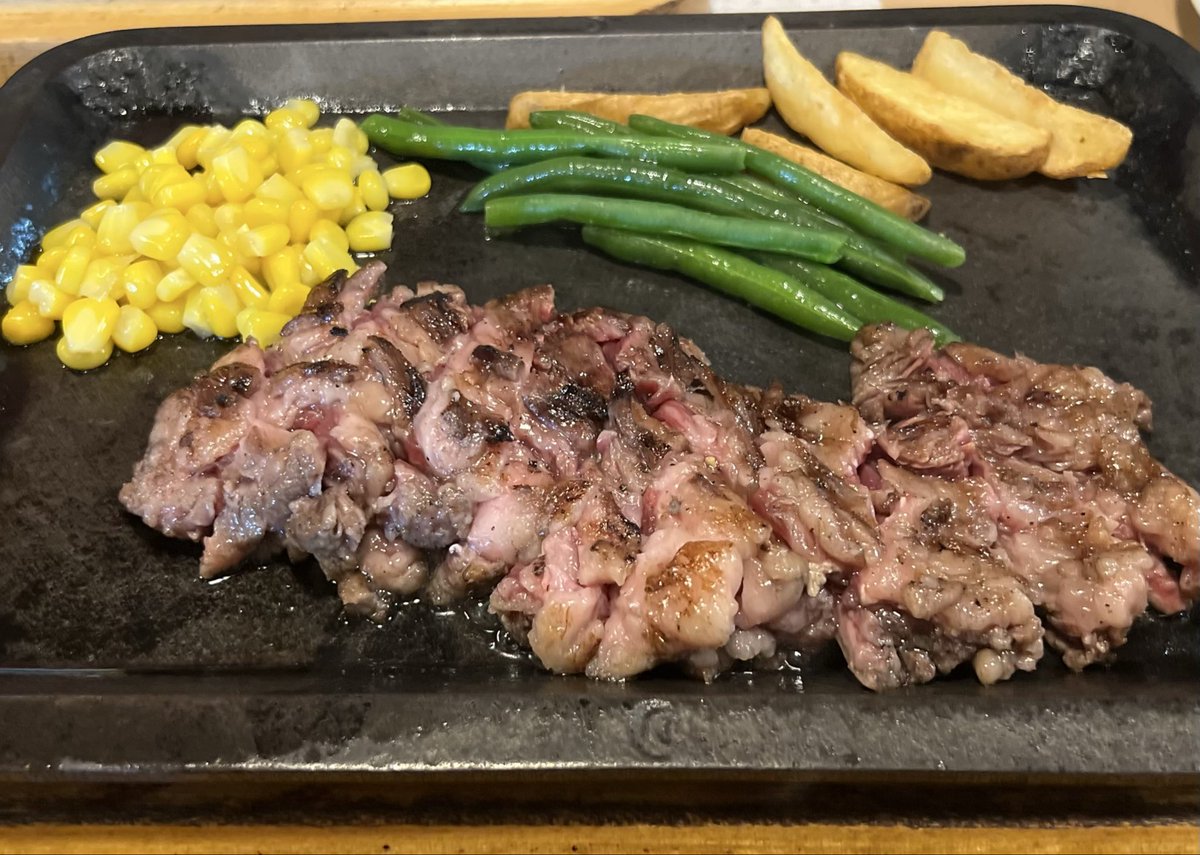Aweakexx's tweet photo. 牛たたき
俵ハンバーグ
すてーき
おいしかったでつ https://t.co/JxRPxe23r9