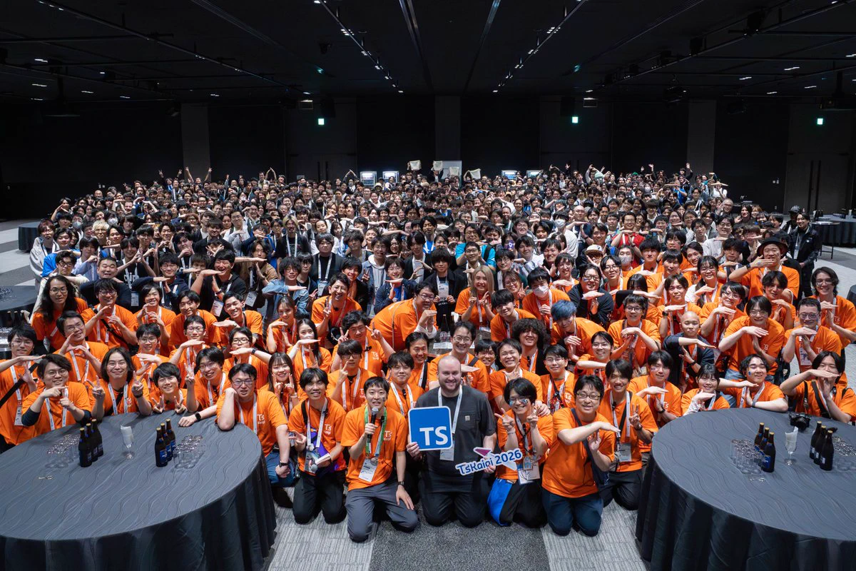 集合写真
会場の奥まで所狭しと人が並んでいる