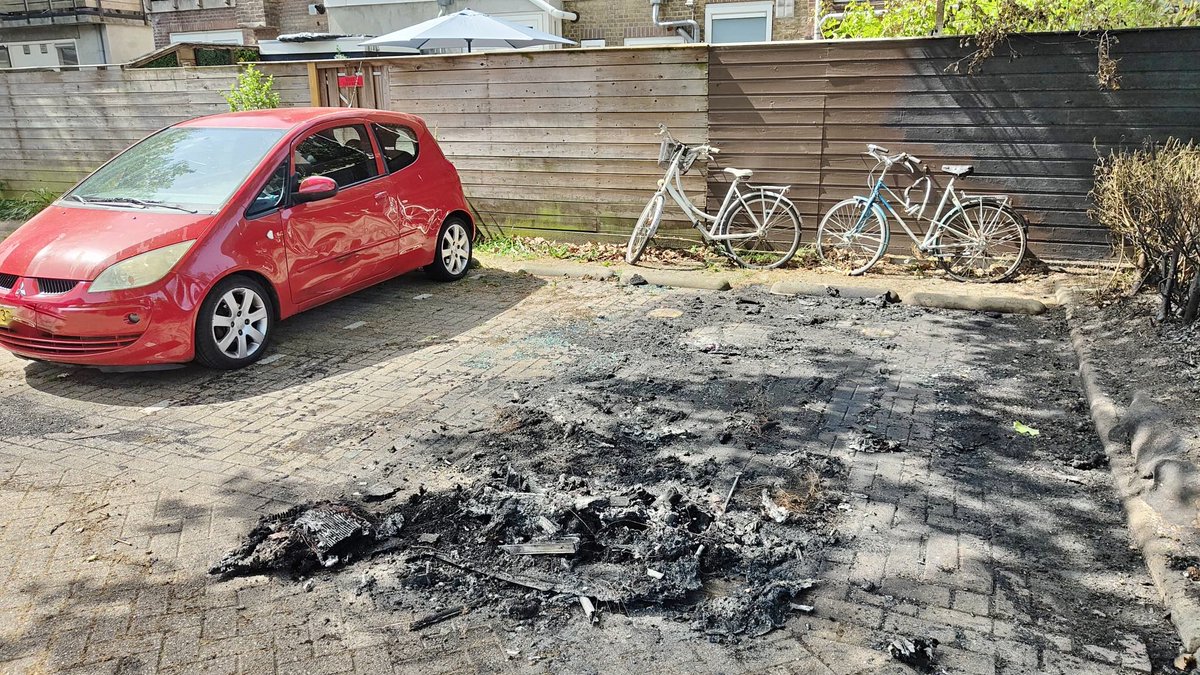 RaymondAarsman1's tweet photo. De schade is nu goed te zien na de #autobrand om 00:35 vannacht op de Schopschijf met verbrandde schutting, en deel van een fiets, en auto die ook schade opliep in de Korte Akkeren in #Gouda. https://t.co/QDmfec8g4U