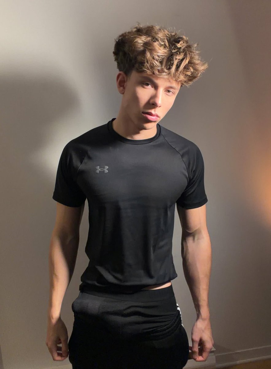 GladeiolaM's tweet photo. The comments are hotter than the actual post tonight😈🔥 https://t.co/s8uJMy7Pcx