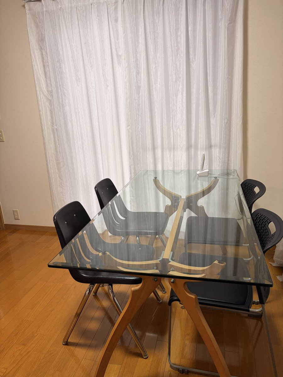 kondo_atelier's tweet photo. 新しい事務所のテーブルはKANADEMNO。オフィスでも“オフィスっぽくない”雰囲気が出せるのでおすすめです。

ただ、価格は一般的なテーブルより高めなので、立ち上げ初期にはあまり向かないです。
ちなみに僕は最初、ジモティーで800円のテーブルからスタートしました(3枚目)笑
@kanademono https://t.co/PhsUSrqG7e