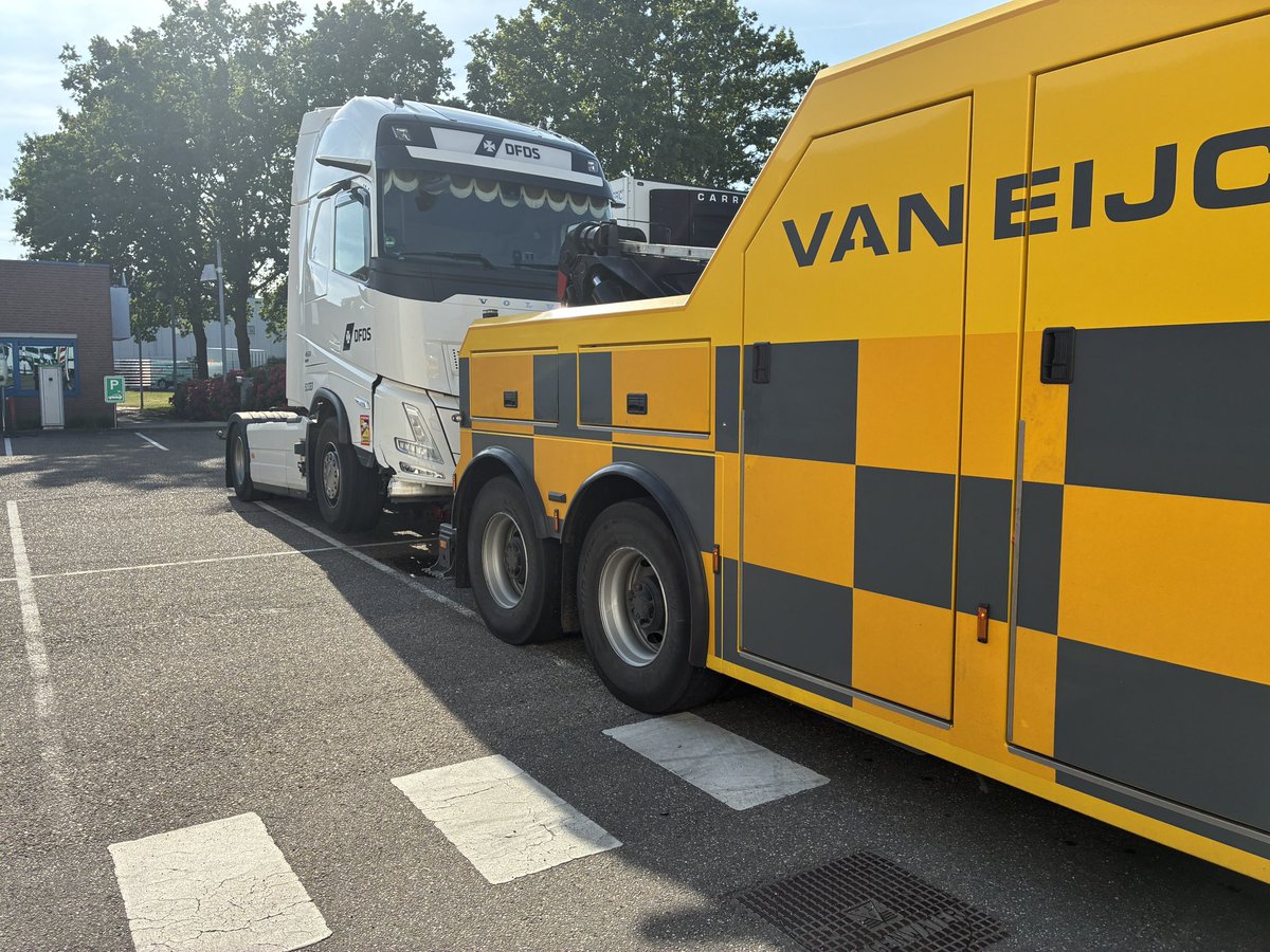 MZ1306's tweet photo. Wel eens een betere start van het weekend gehad.. Wel netjes thuis gebracht door de berger. #beroepstoerist https://t.co/AiGo6YjbKL