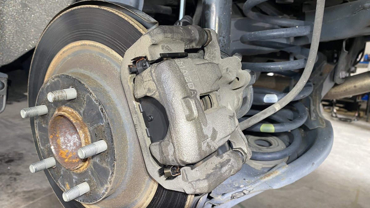 hayashi_motors's tweet photo. マツダ KF2P CX-5
リヤディスクパッド・シム交換
スライドピン清掃
作業完了〜
#筑後車輌基地
#マツダcx5 
#kf2p
#リヤディスクパット交換 
#12ヶ月点検 https://t.co/6R0vOawpzX