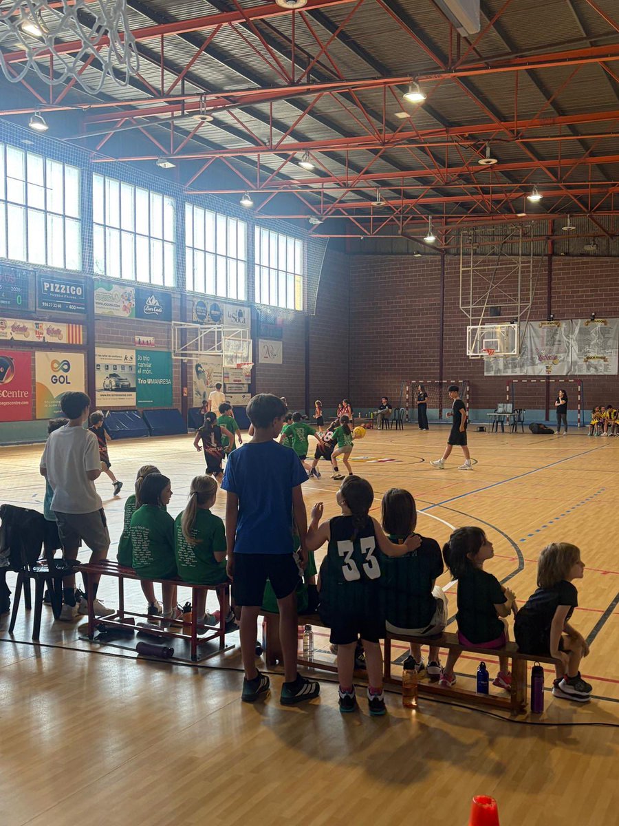 basquetsalle's tweet photo. La millor manera de tancar la temporada! Aquest matí hem celebrat a La Salle la trobada d’escoles de bàsquet de la @FCBQ_CatCentral

Gràcies a tots els clubs participants!

#SomSalle https://t.co/8bsTyvdkJp