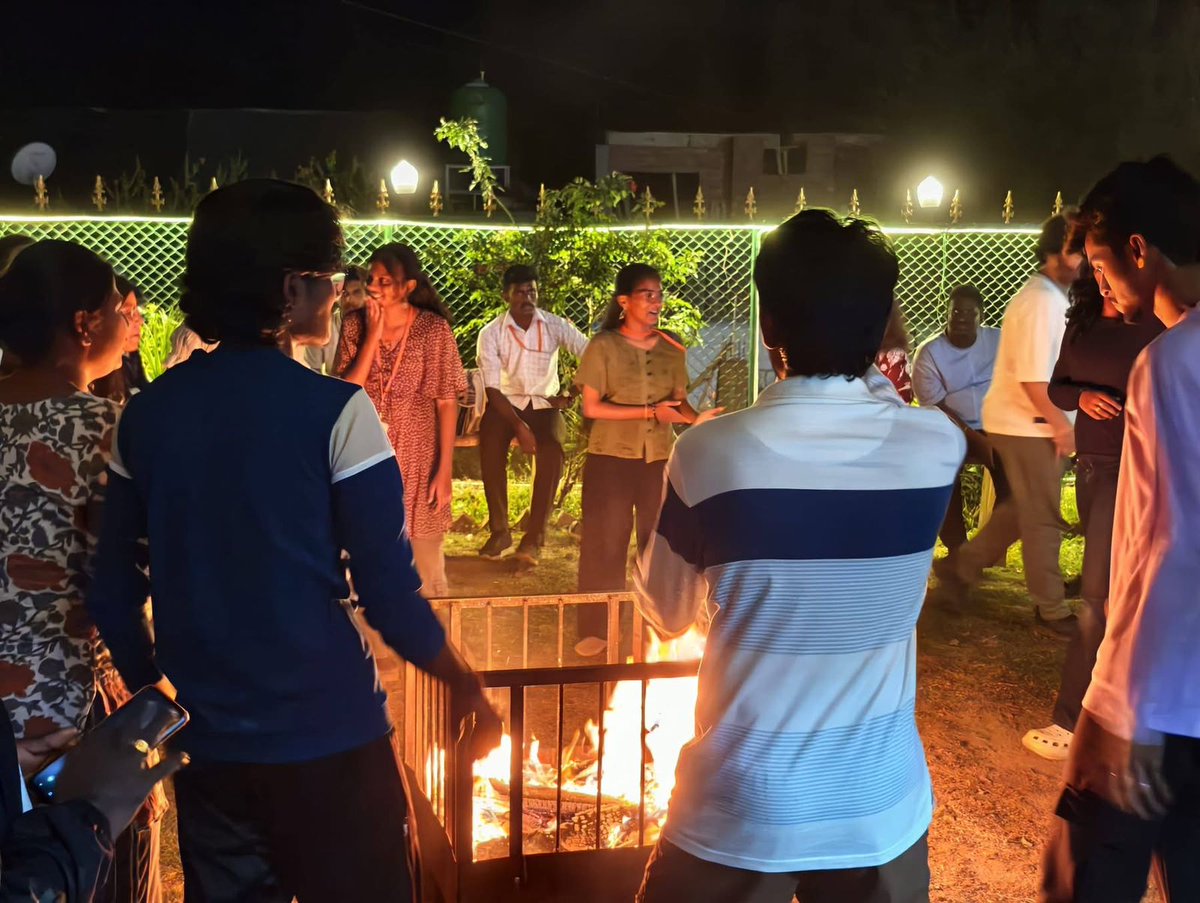 EBSB_YuvaSangam's tweet photo. The Puducherry delegation spent an unforgettable evening around a bonfire under the stars at Bir Billing 🇮🇳✨

Laughter, conversations, music, and shared moments made the night even more special in the Paragliding Capital of India. 🙌💛

@EduMinOfIndia @EBSB_Edumin
@AICTE_INDIA

#YuvaSangamPhase6 #EkBharatShreshthaBharat