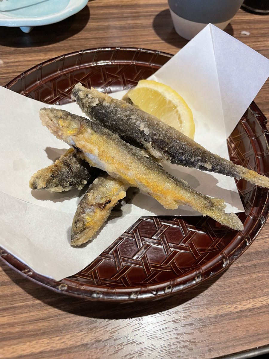 pauperplayer's tweet photo. 鶏レバ刺し、鶏ももタタキ、小鮎の唐揚げ https://t.co/PStzTz5sQy