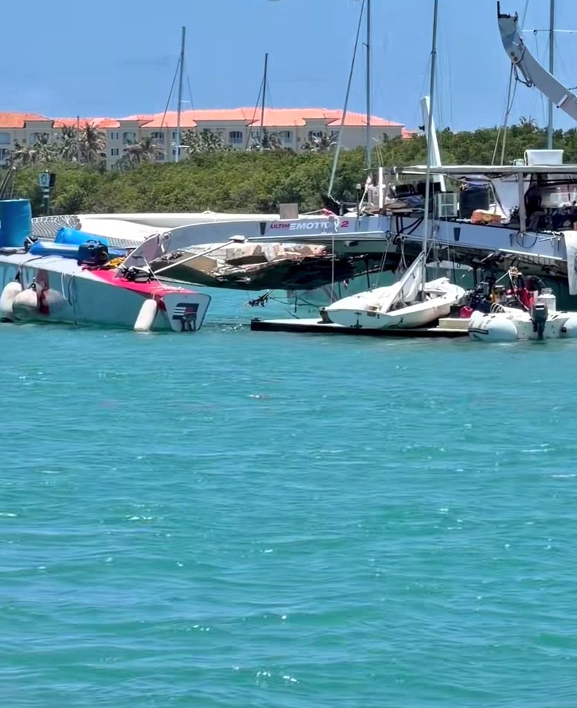 UltimBoat's tweet photo. #Ultime #Maxi80 #NewConcept
L'ex Prince de Bretagne abandonné par Antoine Rabast en 2022 apres la casse du bras au mouillage à Newport (RI), se trouve en Floride et transformé en "bidon ville" flottant !
Photos : boatingadventuresbyjean https://t.co/t5VyzyXoWQ