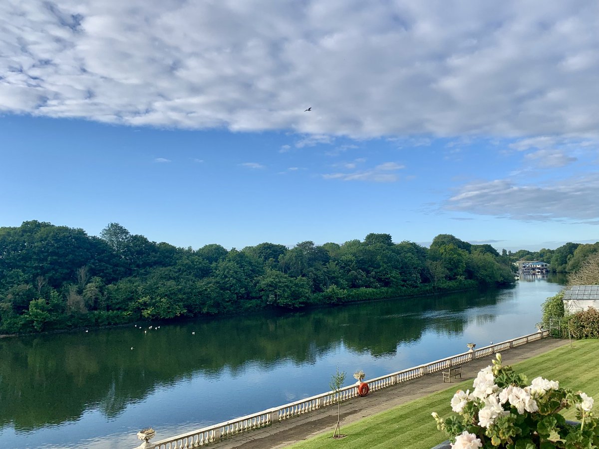 ruths_gallery's tweet photo. Gorgeous altocumulus clouds with blue sky to start the day with here at Twickenham.
But they both soon disappeared ๐ฅฒ
Enjoy your weekend whatever your plans are.
@CloudApp #twickenham #thames #viewfrommywindow #altocumulus #clouds https://t.co/lXBxgQfeuJ