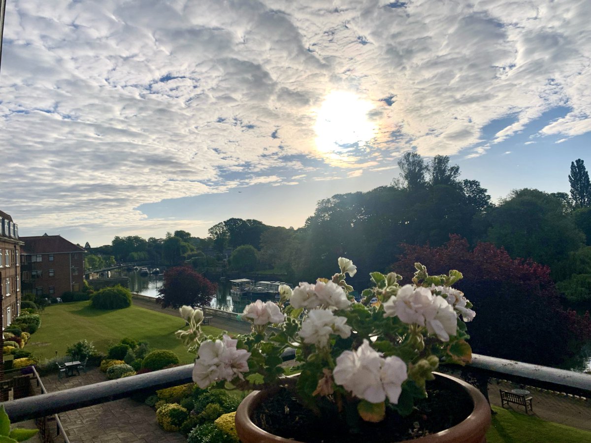 ruths_gallery's tweet photo. Gorgeous altocumulus clouds with blue sky to start the day with here at Twickenham.
But they both soon disappeared ๐ฅฒ
Enjoy your weekend whatever your plans are.
@CloudApp #twickenham #thames #viewfrommywindow #altocumulus #clouds https://t.co/lXBxgQfeuJ