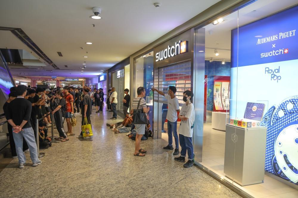 malaymail's tweet photo. Dozens camped overnight at Mid Valley for the Audemars Piguet x Swatch “Royal Pop” watch launch. https://t.co/CC3rDEISA0 https://t.co/sMEuGcDJYP