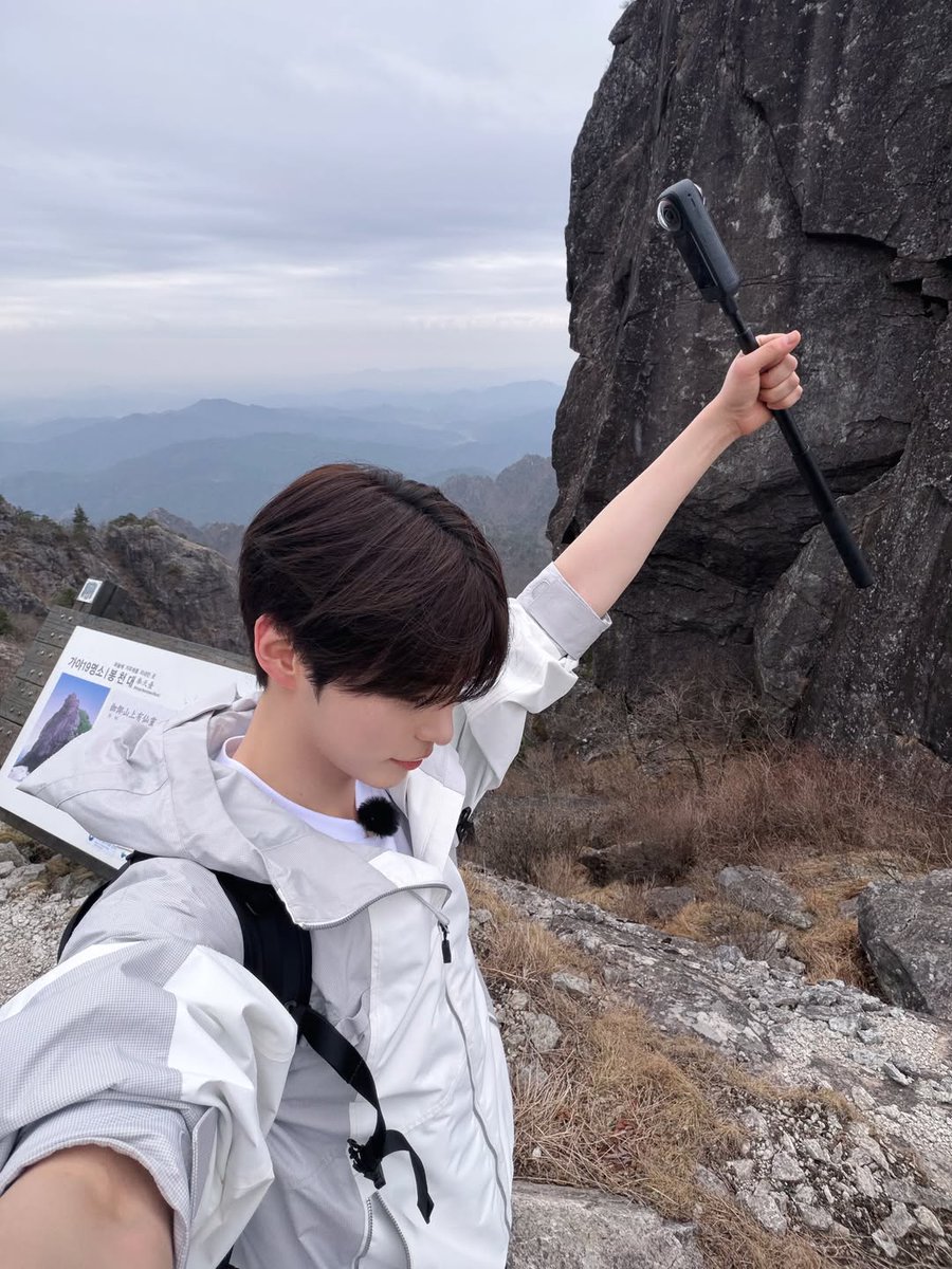 shbpics's tweet photo. zb1official instagram update #SUNGHANBIN https://t.co/jPBXBhdbSP
