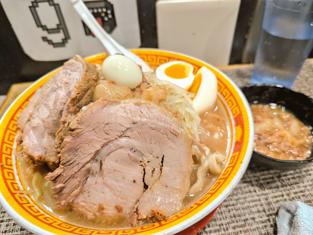 t_6246's tweet photo. えどもんど 西日暮里店
ラーメン(250g)+豚券

連チャン伸びず1杯5000円のランチ凸

ほんのり甘旨み凝縮乳化スープ今週も絶品なり😎
デフォちょいマシ野菜は塩っぱ背脂どぶ漬食い幸せ🤣

ワシワシ強め250g麺からのしっとりほぐれ神豚2枚味わい腹パン
ご馳走様でした🙏

 #えどもんど  #ラーメン https://t.co/6KU7pPmMWb