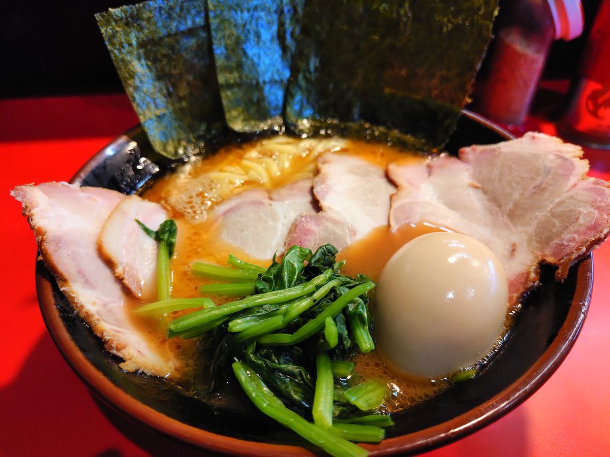 sugimaru427's tweet photo. 横浜ラーメン　斎藤家　修善寺店

チャーシューメン（かため、こいめ）
玉子TP

昼の部の閉店間際に滑り込みセーフ😆
飲みやすいスープなので、思わず完飲してしまった😁
チャーシューは柔らかく旨し
そして、いつもながらホウレン草が旨いんだよなぁ🤤
増せばよかった😏

ご馳走様でした https://t.co/OwmZvnaPeB