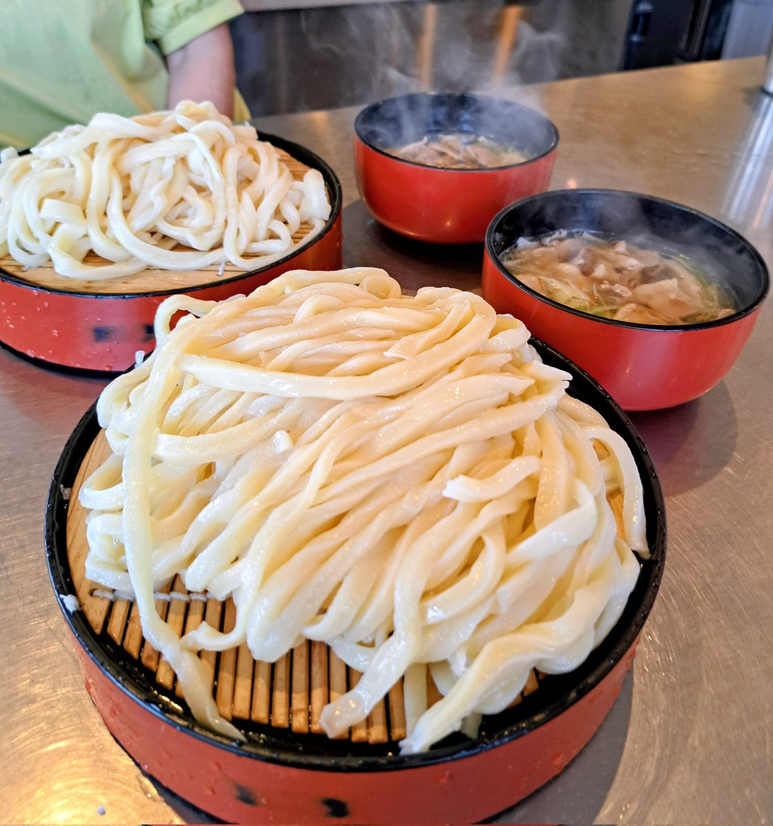 guriguri0728's tweet photo. 久しぶりに「元祖田舎っぺうどん 本店」へ🍜

「塩肉ネギ」つけ汁がお勧め✨腰の強いうどんで食べごたえ有り💪追加注文の「半きんぴら」も迫力あります。

「大もり」頼んだけれど結構キツかった😅最後に「うどん湯」を頂いてご馳走さま🙇‍♂️

#元祖田舎っぺうどん本店
#埼玉県熊谷市 https://t.co/e8Hwigdt4t