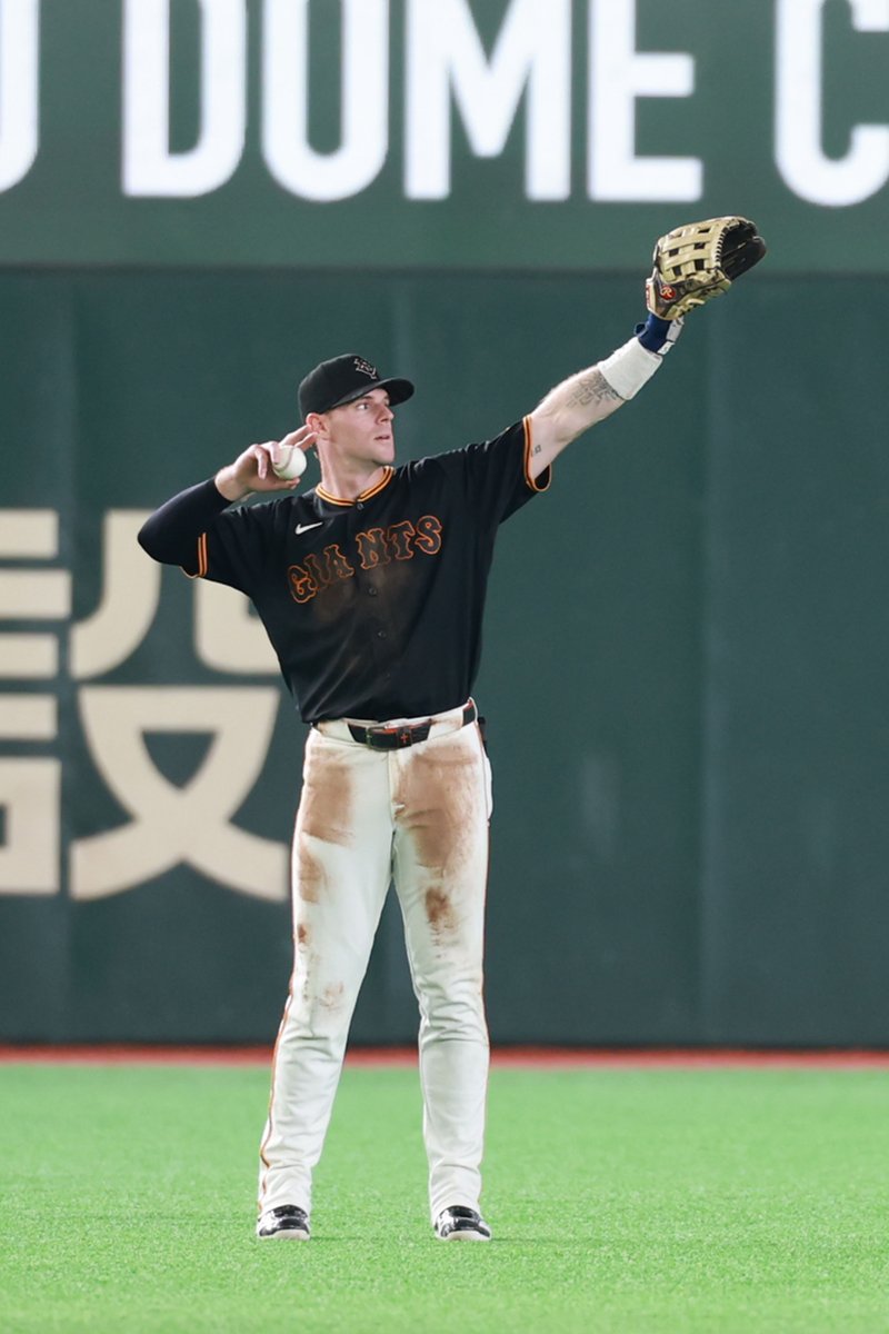 TokyoGiants's tweet photo. 【四回表】巨人 3-3 DeNA

ファンの声援に応える #キャベッジ 選手 https://t.co/NxMkk13x0L
